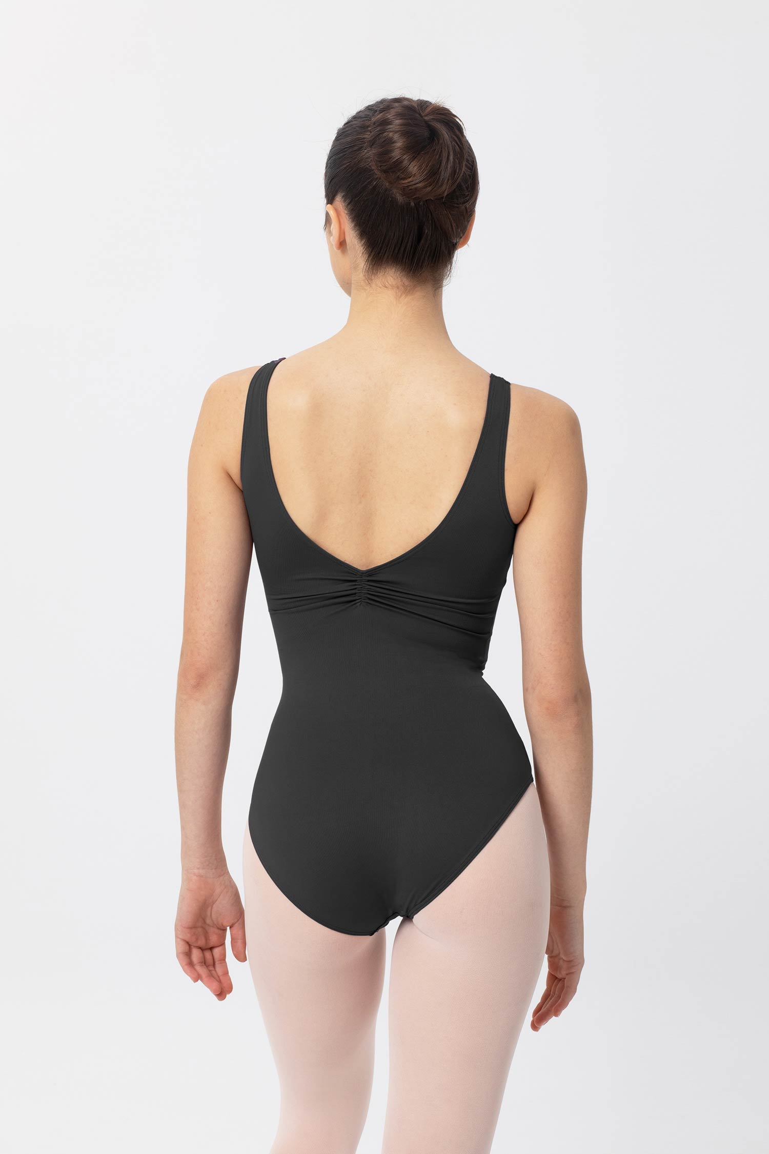 Балетно трико Intermezzo BODYDANMER Basic Meryl® с широки презрамки и регулируем набор Класическо балетно трико Intermezzo с широки презрамки и набрано деколте в цвят черно