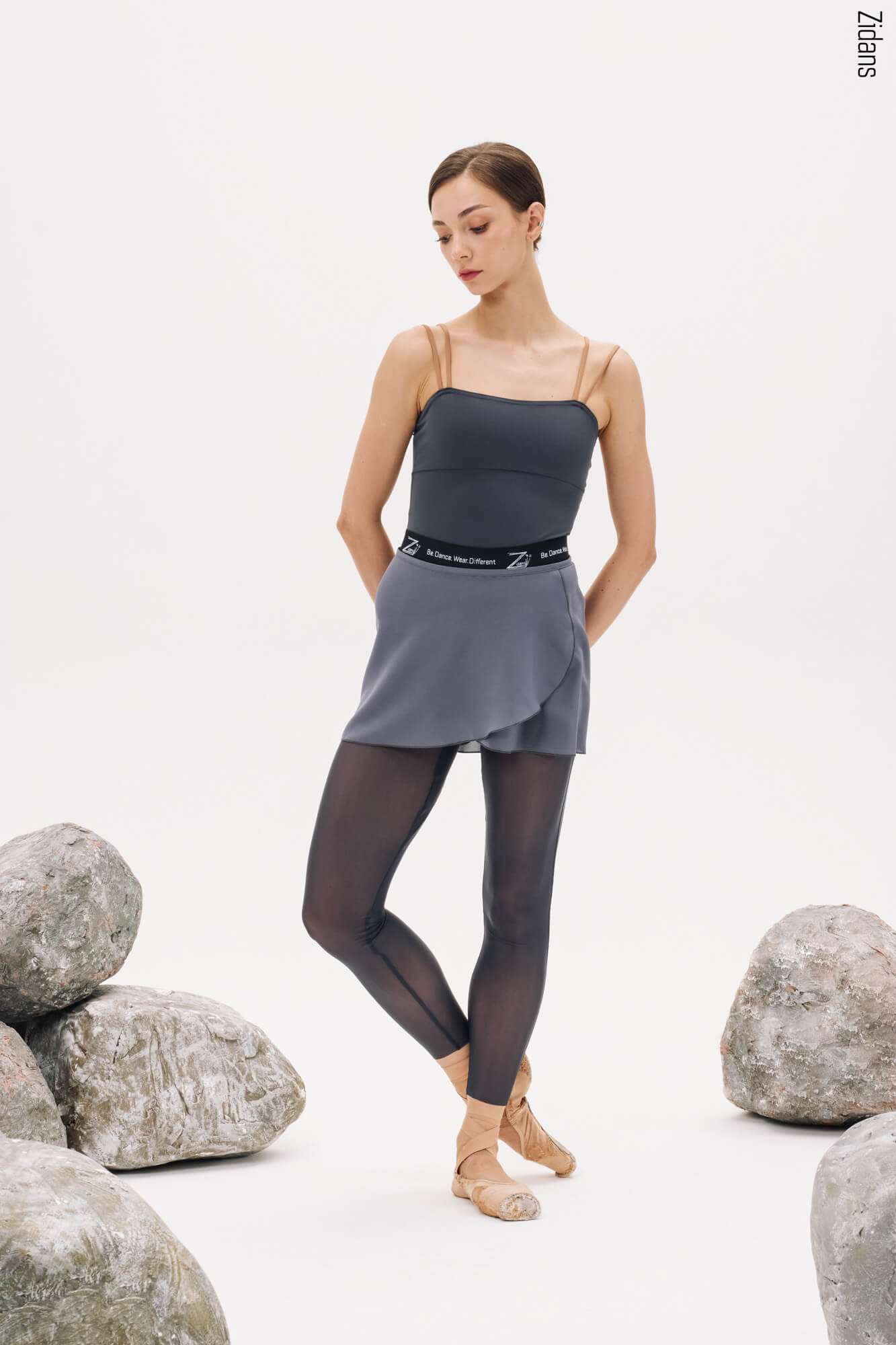 Zidans Lines Leotard Rock - Vertical Design Front Балетно трико Zidans Lines в цвят Rock с тънки презрамки и издължаващ силует