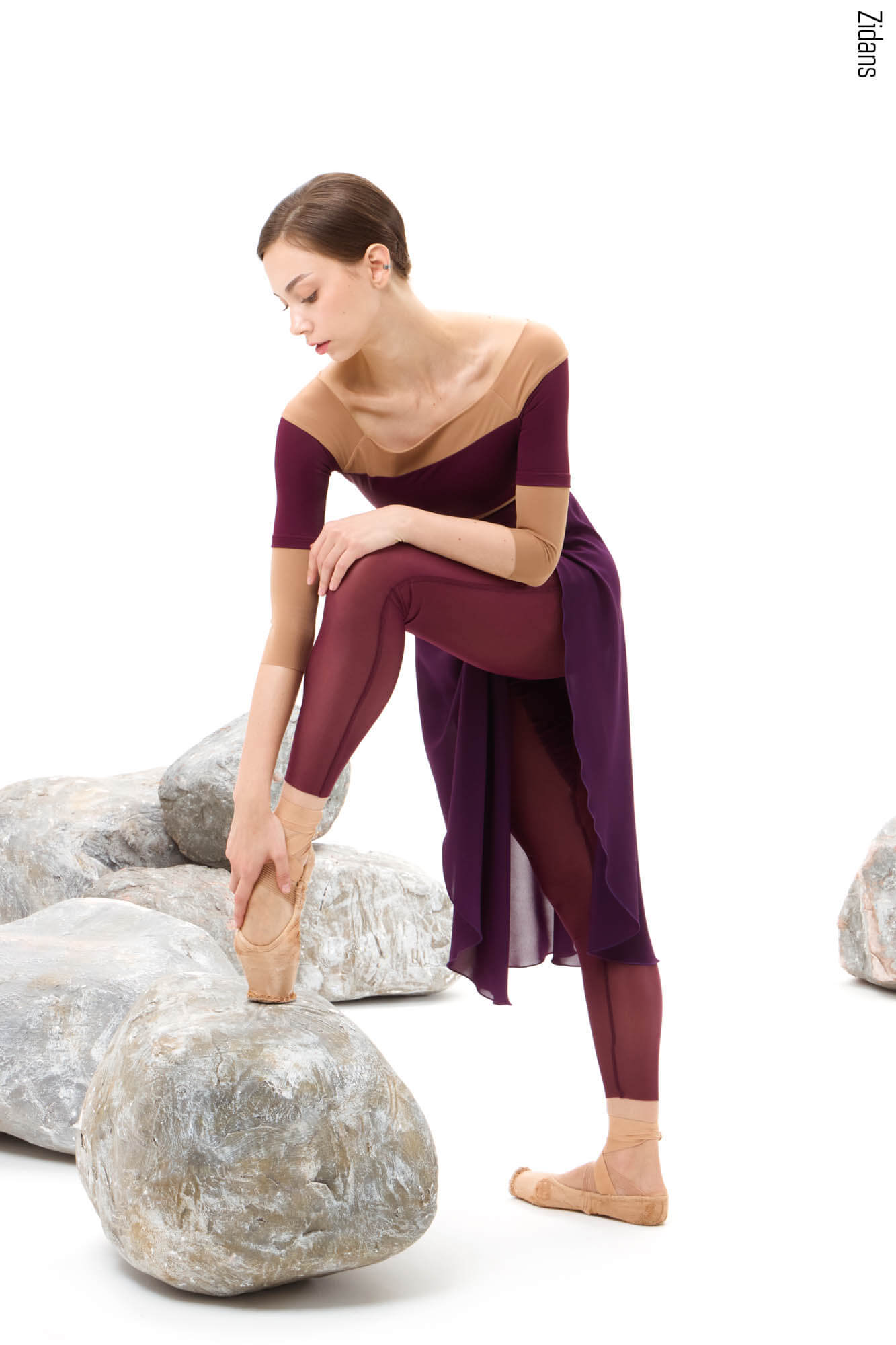 Zidans 4 Sleeves Horizon Leotard - Wine Балетно трико Zidans 4 Sleeves Horizon в цвят Wine с 3/4 ръкави и брандиран ластик
