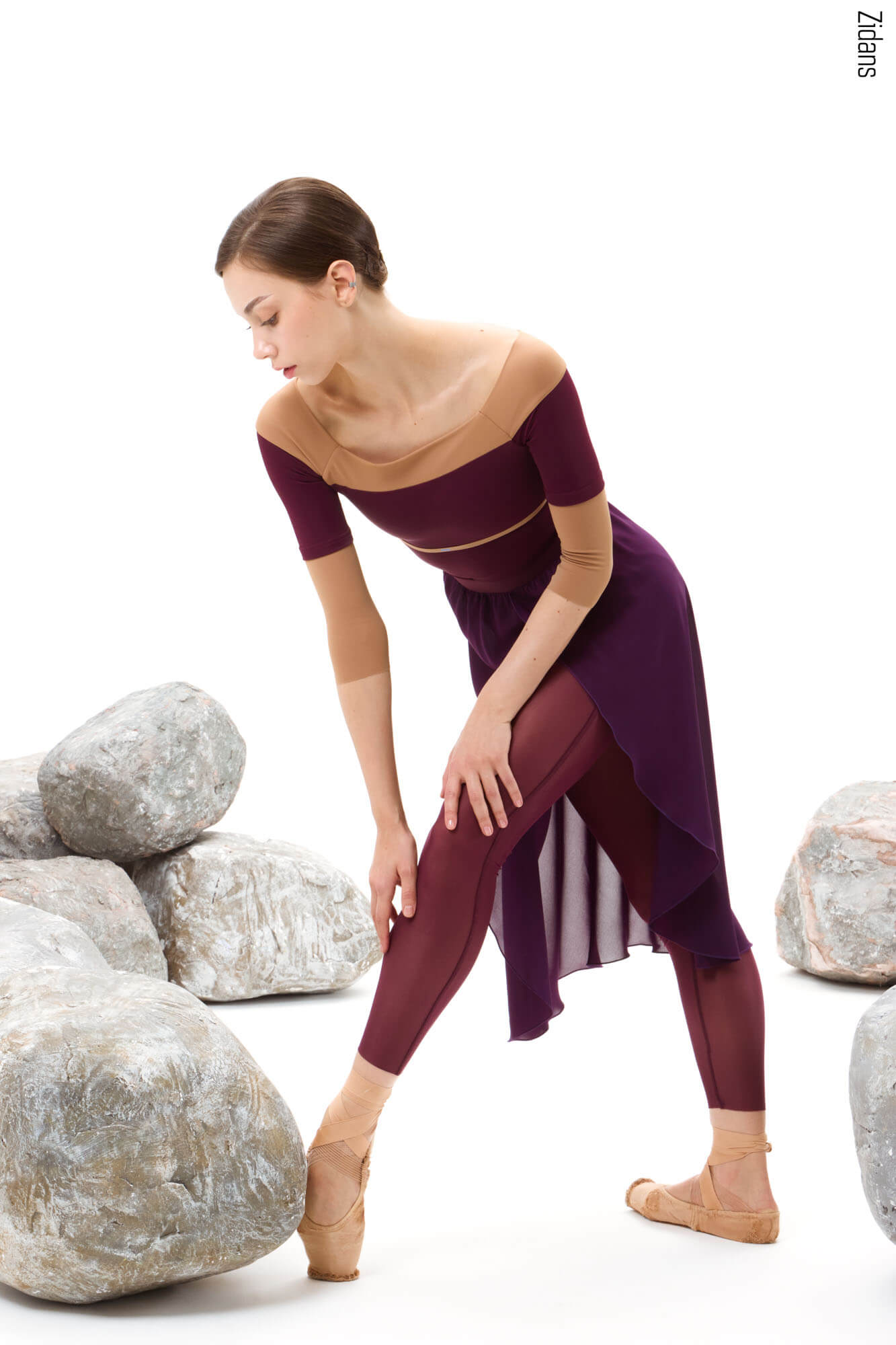 Zidans 4 Sleeves Horizon Leotard - Wine Балетно трико Zidans 4 Sleeves Horizon в цвят Wine с 3/4 ръкави и брандиран ластик