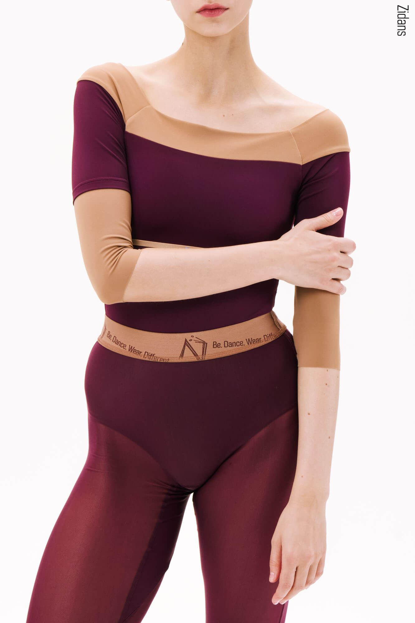 Zidans 4 Sleeves Horizon Leotard - Wine Балетно трико Zidans 4 Sleeves Horizon в цвят Wine с 3/4 ръкави и брандиран ластик