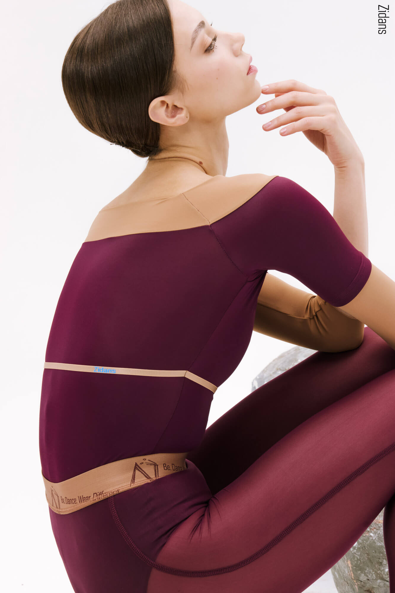 Zidans 4 Sleeves Horizon Leotard - Wine Балетно трико Zidans 4 Sleeves Horizon в цвят Wine с 3/4 ръкави и брандиран ластик
