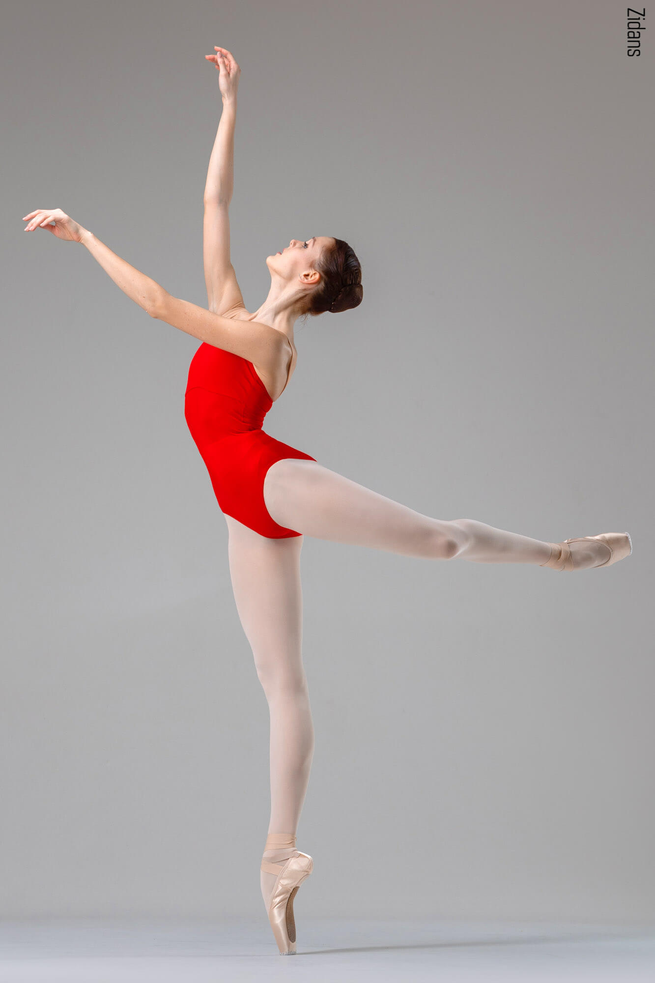 Zidans Strap Leotard Scarlet 2Beige - Front View Червено балетно трико Zidans с широки контрастни бежови презрамки.