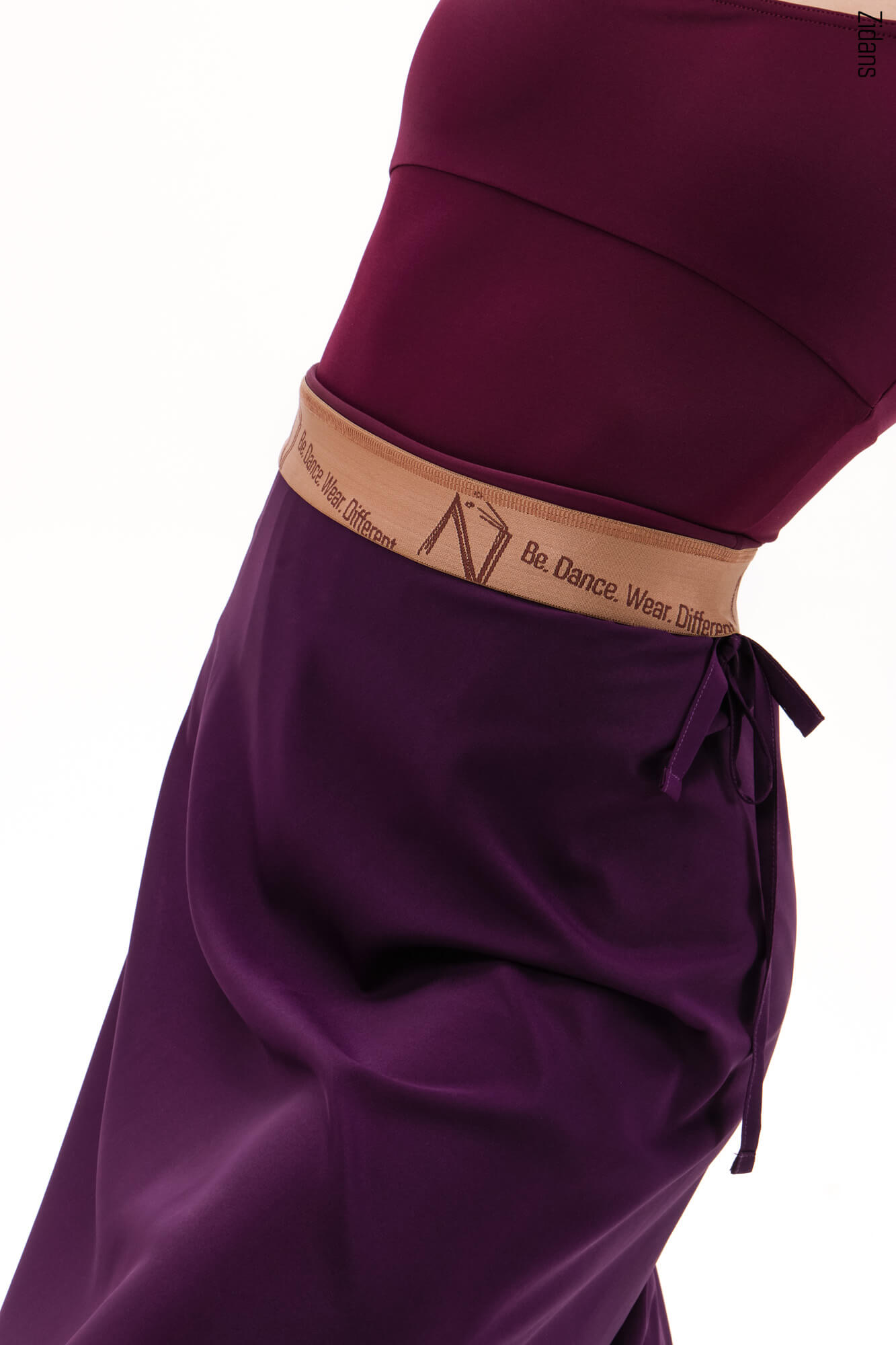 Zidans Lines Leotard Wine - Vertical Design Front Балетно трико Zidans Lines в цвят Wine с тънки презрамки и издължаващ силует