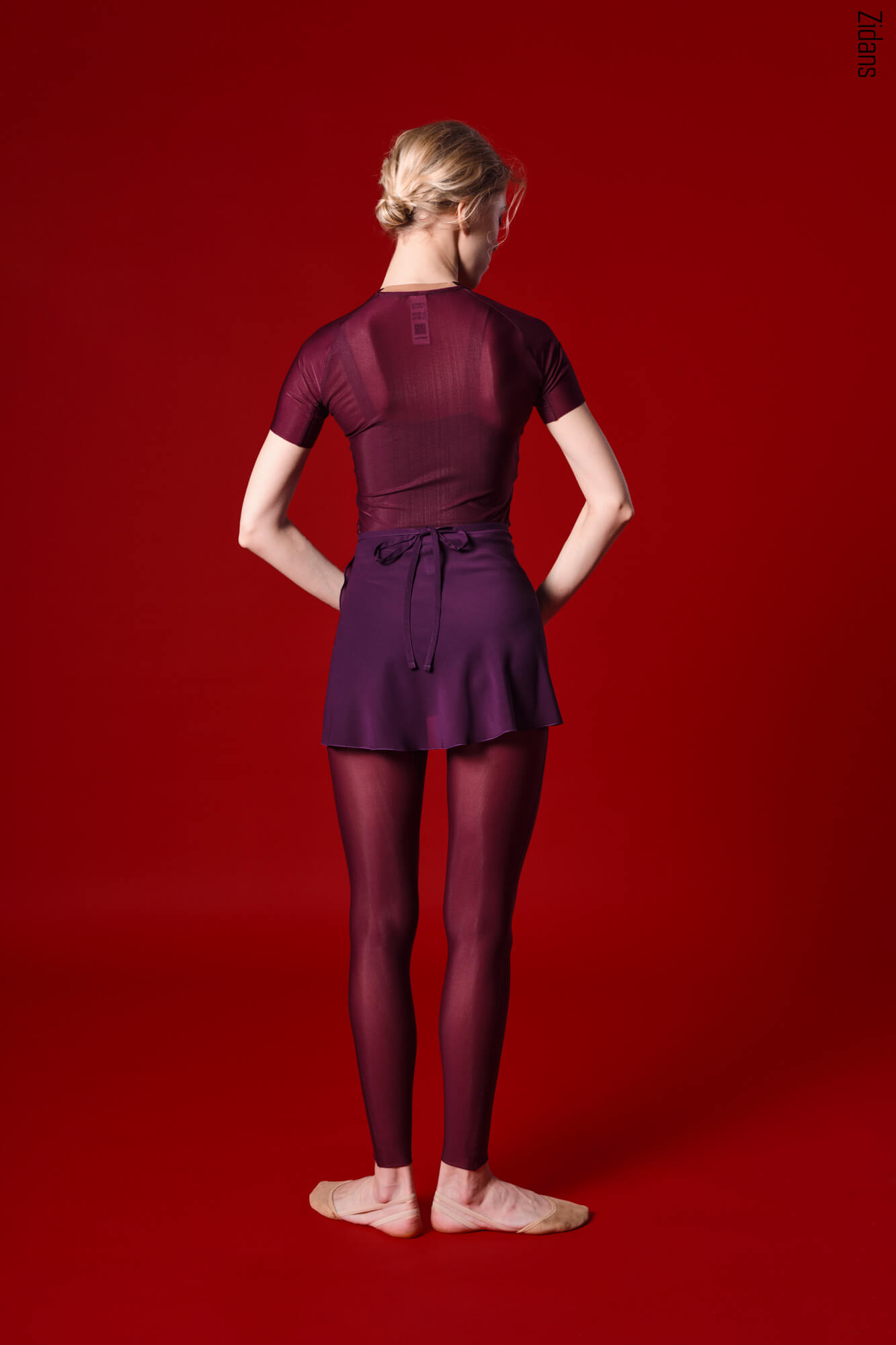 Zidans Short Wrap Skirt Fig - Front View Къса тъмнолилава балетна пола Zidans тип „прегърни ме“ в цвят Fig