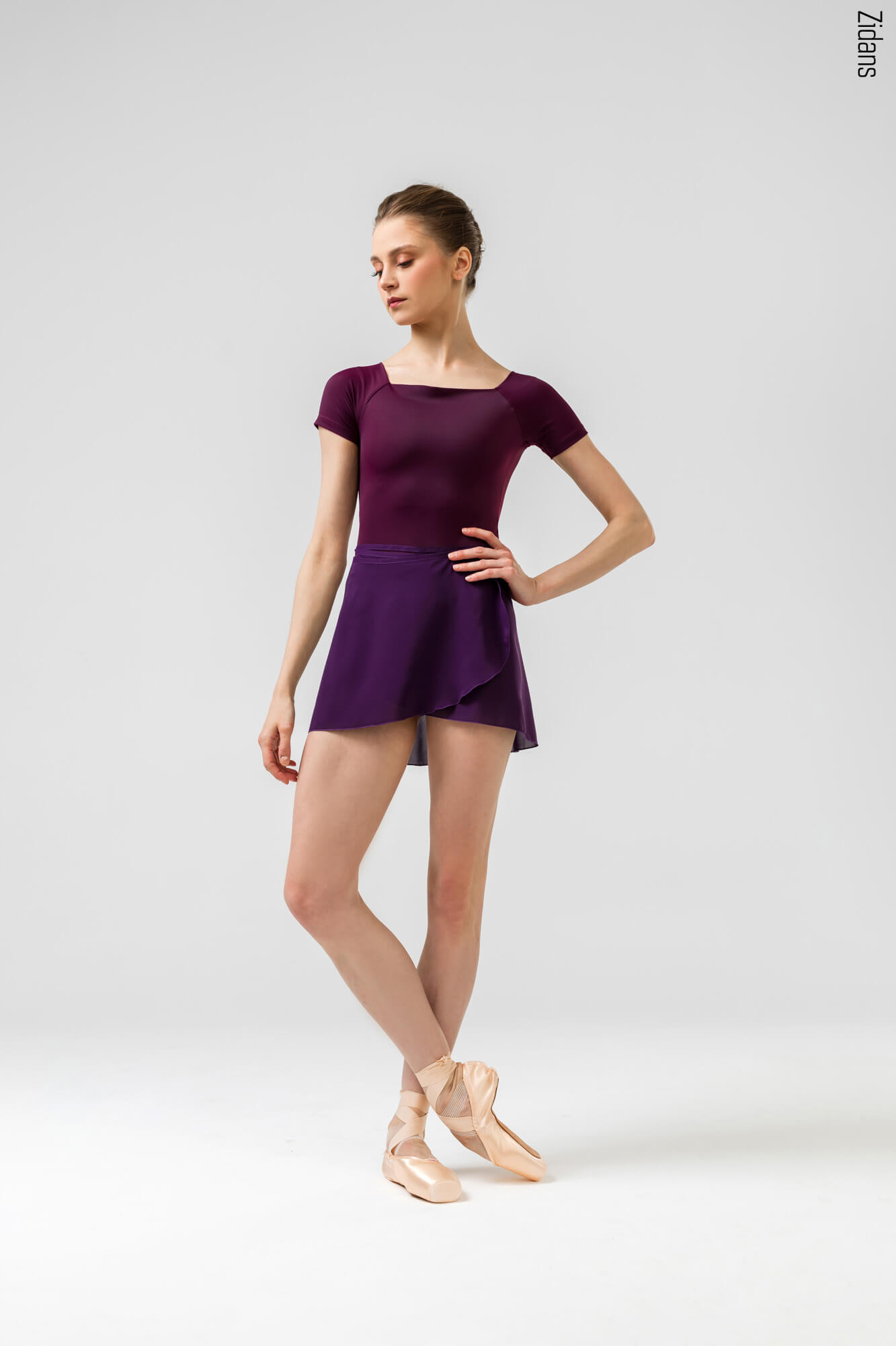 Zidans Short Wrap Skirt Fig - Front View Къса тъмнолилава балетна пола Zidans тип „прегърни ме“ в цвят Fig