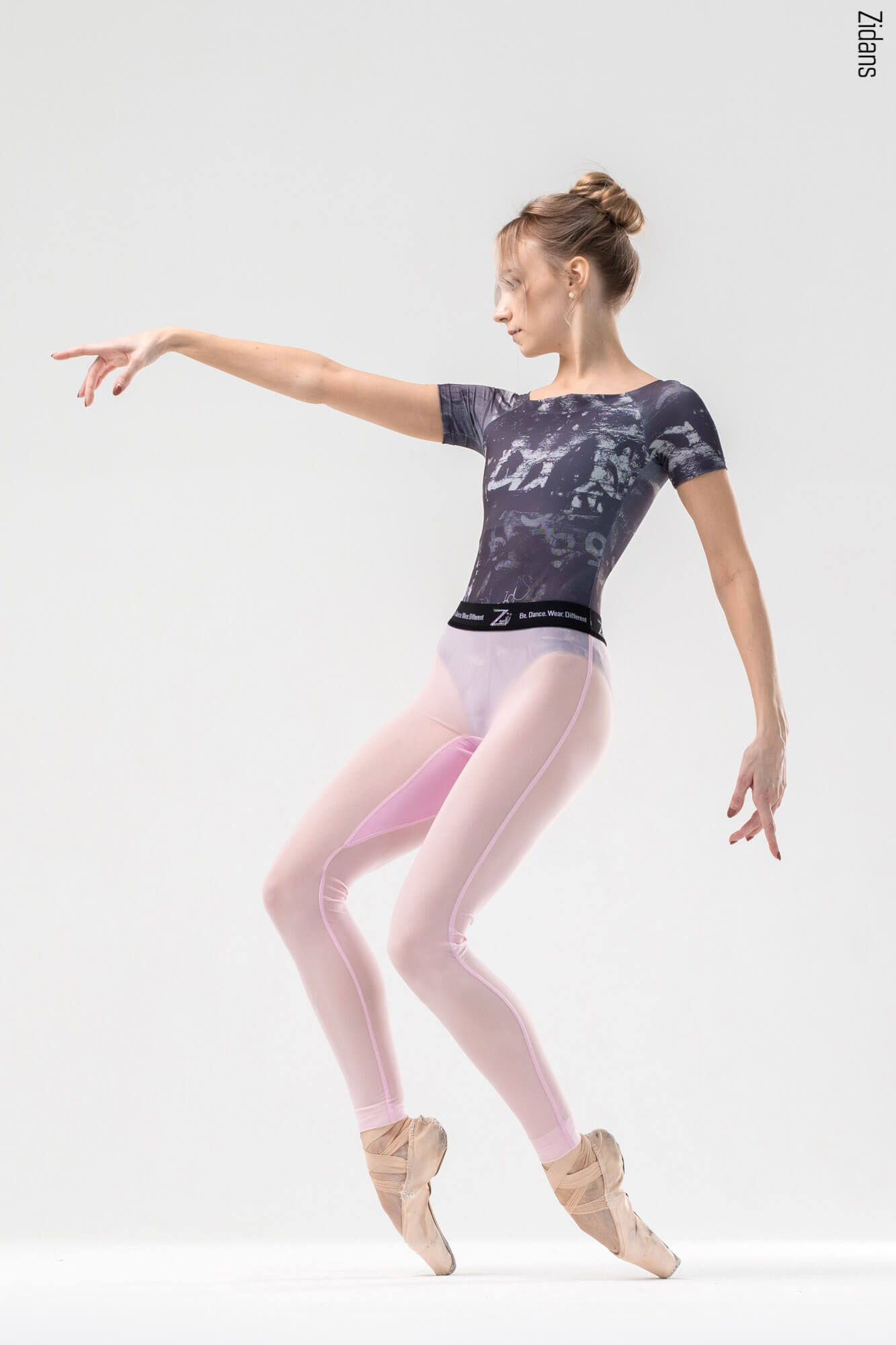 Zidans Translucent Ziphirus Leggings - Pink Full View Прозрачен розов балетен клин Zidans Ziphirus върху балерина