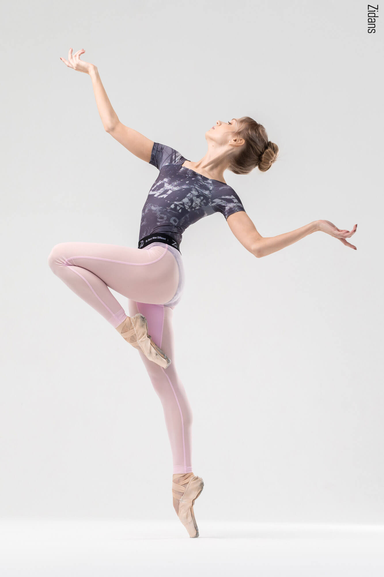Zidans Translucent Ziphirus Leggings - Pink Full View Прозрачен розов балетен клин Zidans Ziphirus върху балерина