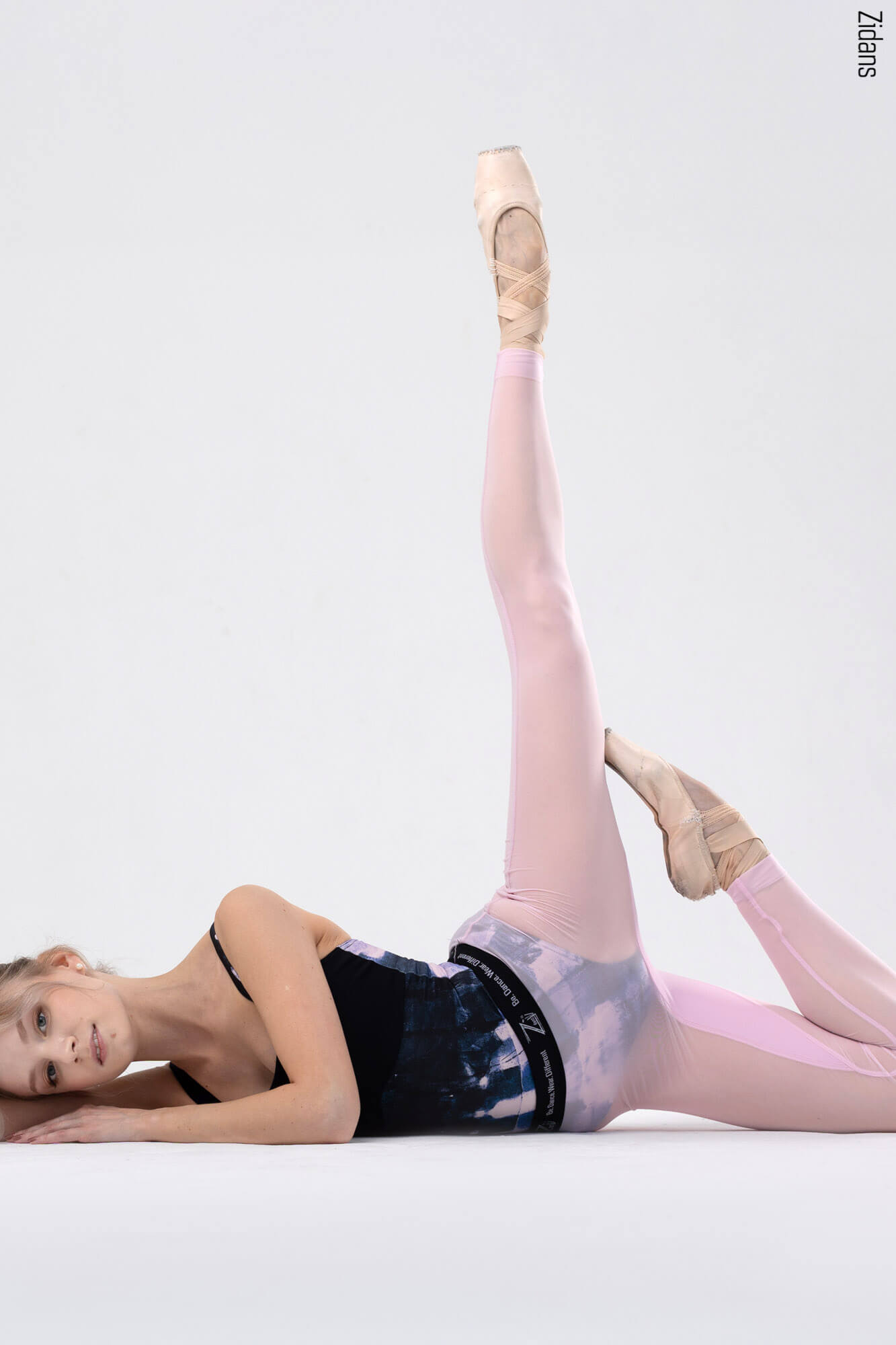 Zidans Translucent Ziphirus Leggings - Pink Full View Прозрачен розов балетен клин Zidans Ziphirus върху балерина