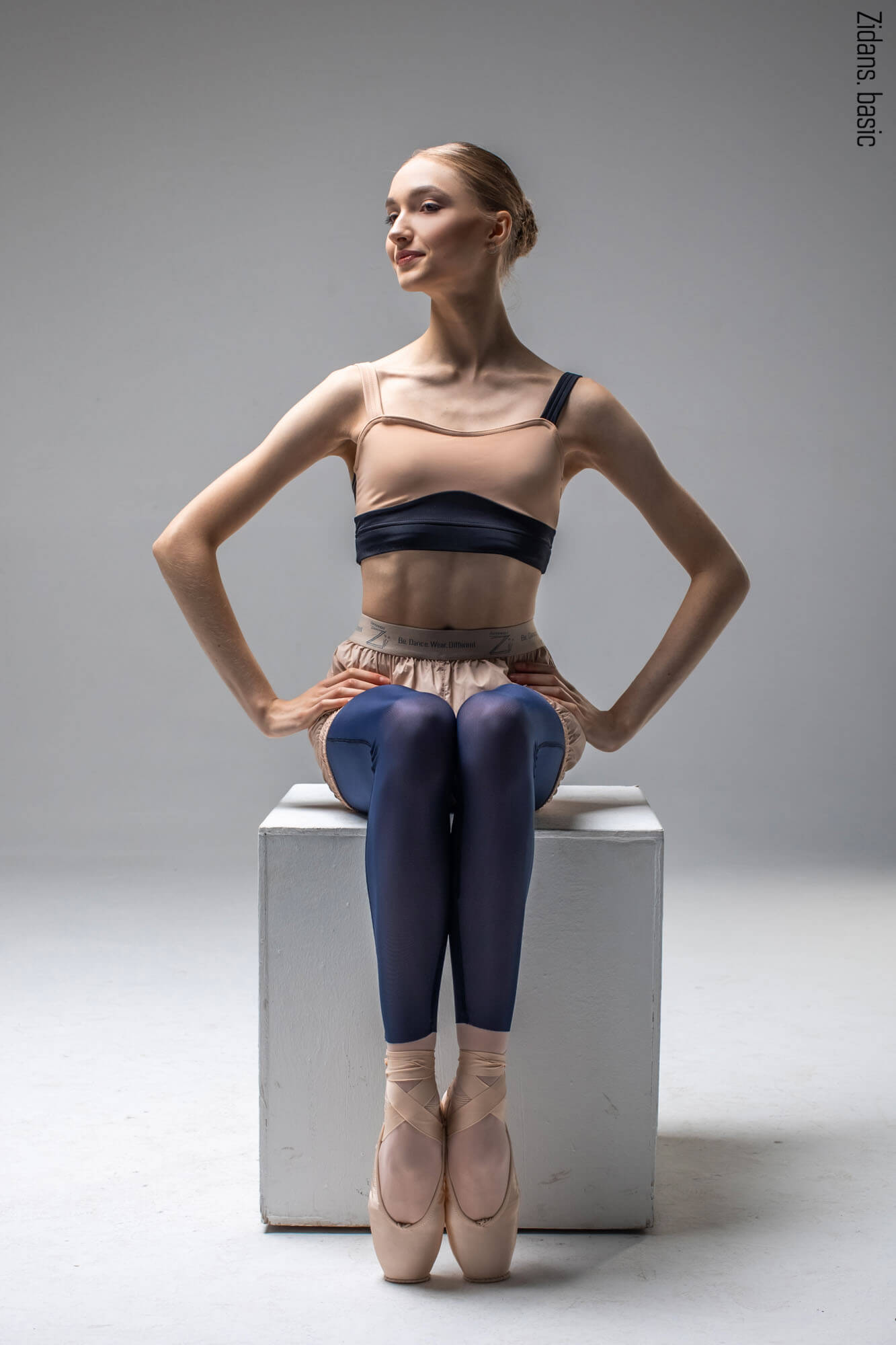 Zidans Translucent Ziphirus Leggings - Dark Sapphire Прозрачен тъмносин балетен клин Zidans Ziphirus върху балерина