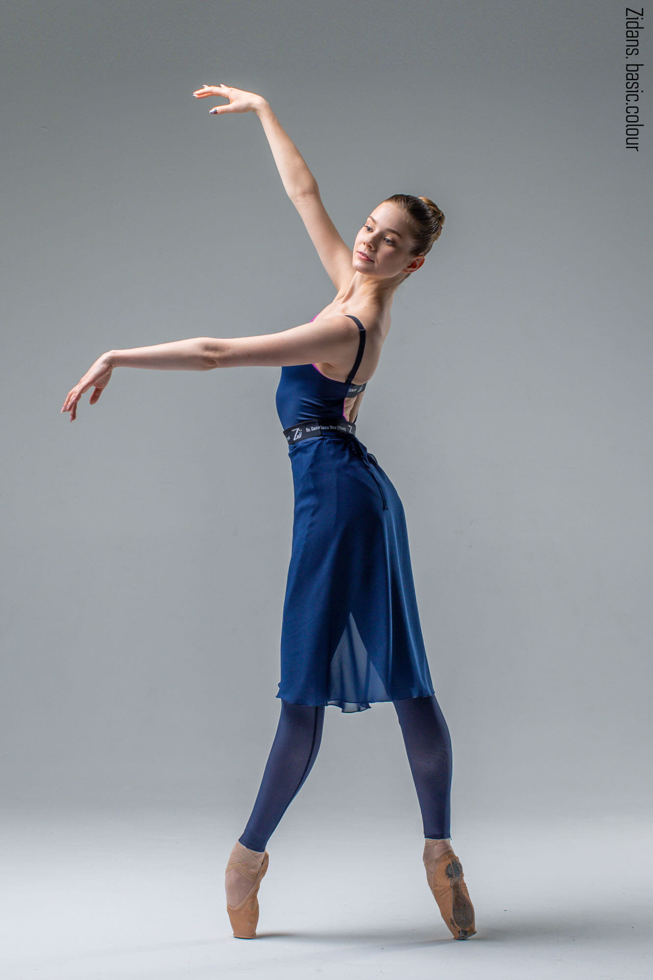 Zidans Translucent Ziphirus Leggings - Dark Sapphire Прозрачен тъмносин балетен клин Zidans Ziphirus върху балерина