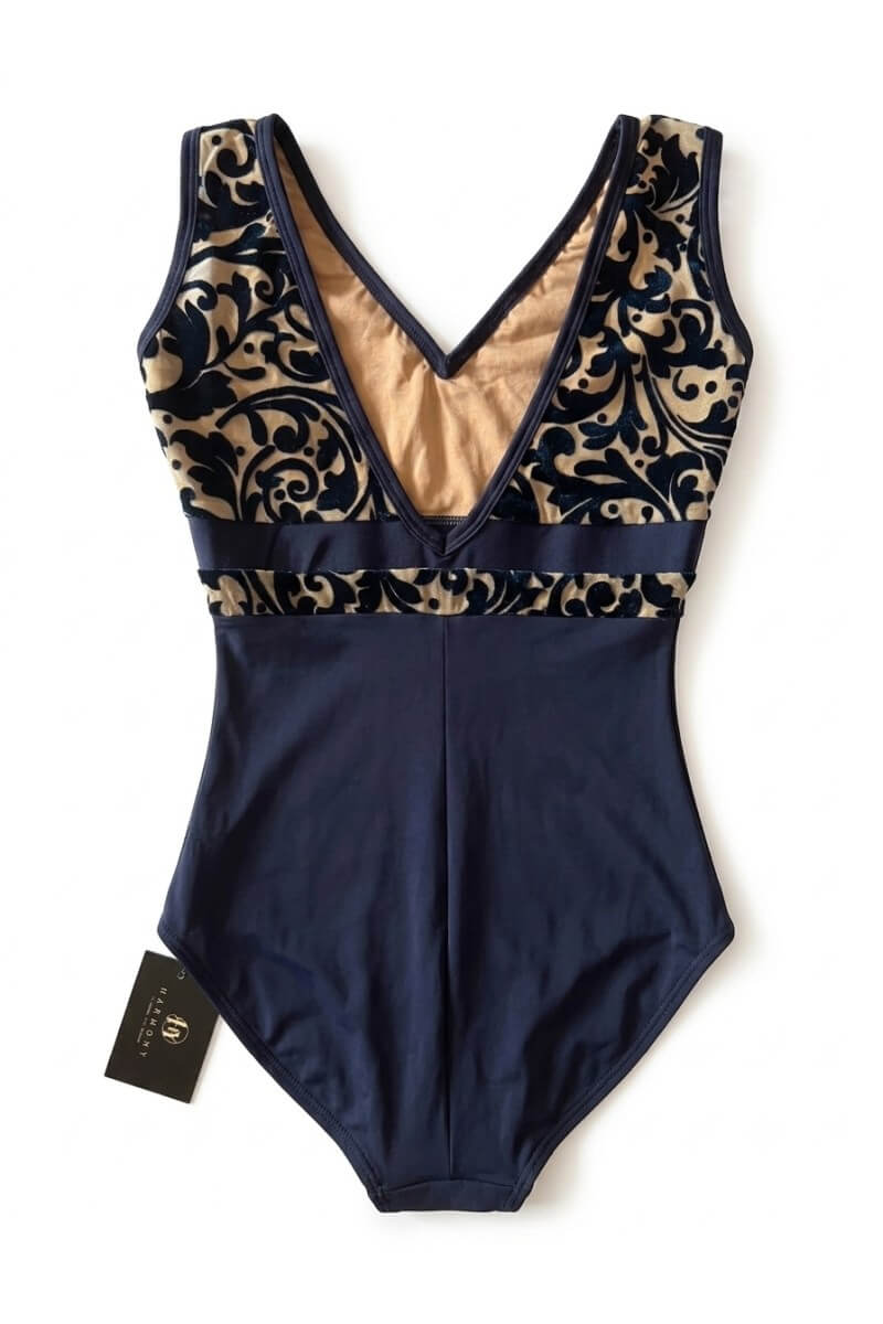 Dark Blue Velvet Leotard - Back V-Neck Design. Заден изглед на тъмносиньо балетно трико Harmony с V-образно изрязване на гърба.