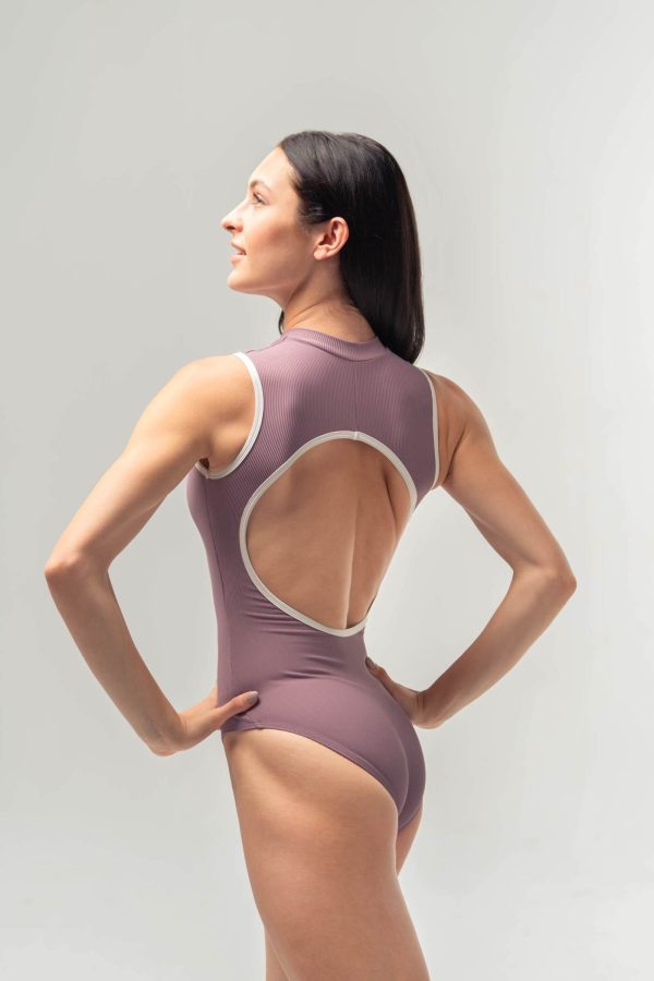 Задна част на лилавото балетно трико Mara Dancewear Aura Mauve, акцентираща върху големия кръгъл изрез на гърба.