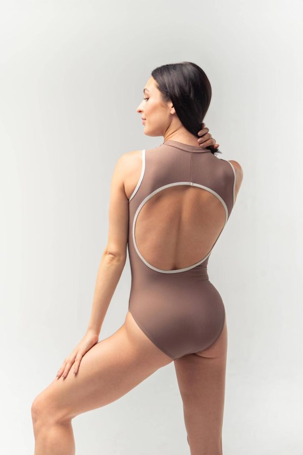 Задна част на кафявото балетно трико Mara Dancewear Aura Mocha, акцентираща върху големия кръгъл изрез на гърба.