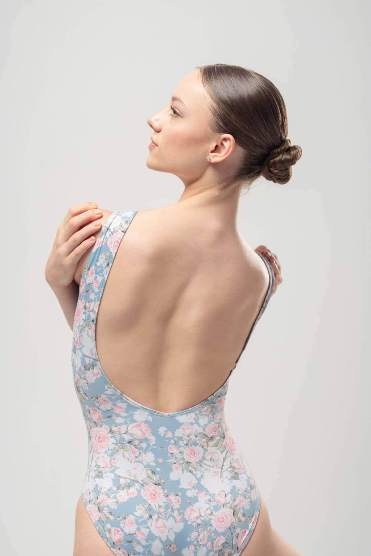 Mara Dancewear Diana Peony Ballet Leotard Open Back View Задна част на балетното трико на цветя Mara Dancewear Diana Peony, показваща ниско изрязания отворен гръб.