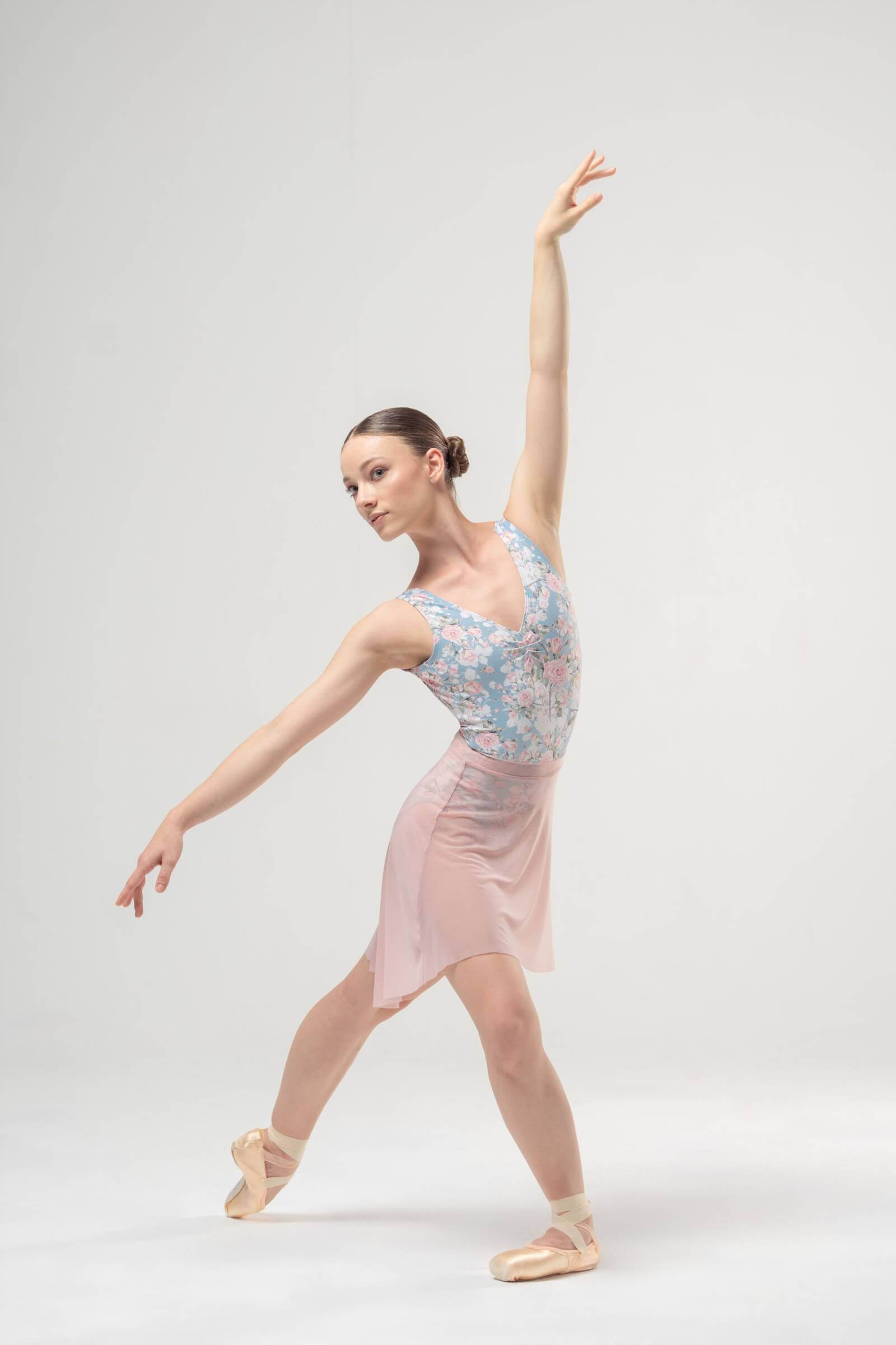 Mara Dancewear Diana Peony Floral Ballet Leotard Front View Балетно трико с широки презрамки и флорален принт на божури Mara Dancewear Diana Peony, изглед отпред на чист фон.