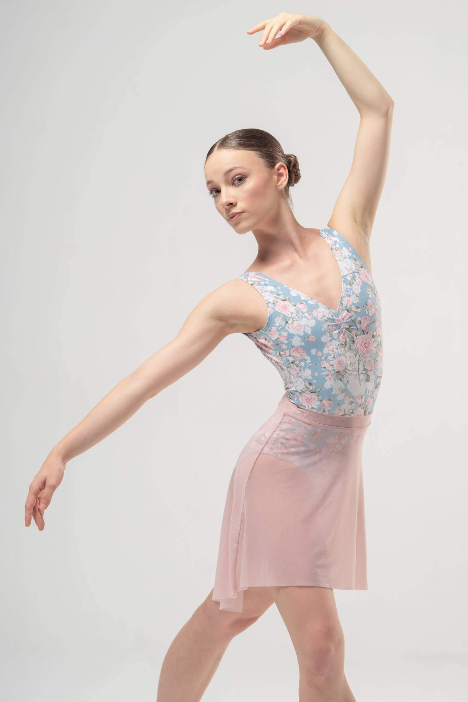 Mara Dancewear Diana Peony Floral Ballet Leotard Front View Балетно трико с широки презрамки и флорален принт на божури Mara Dancewear Diana Peony, изглед отпред на чист фон.
