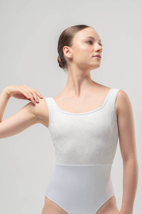 Бяло балетно трико с квадратно деколте и релефен флорален брокат Mara Dancewear Flora Pearl White, изглед отпред на чист фон.