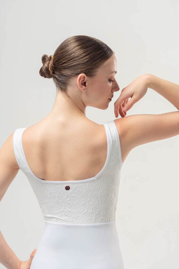 Страничен профил на бялото компресивно трико Mara Dancewear Flora Pearl White, показващ оформящия ефект и прилягането по тялото.