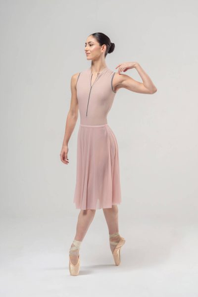 Дълга розова балетна пола от мека меш материя Mara Dancewear Rose Pink, изглед отпред в цял ръст на чист фон.