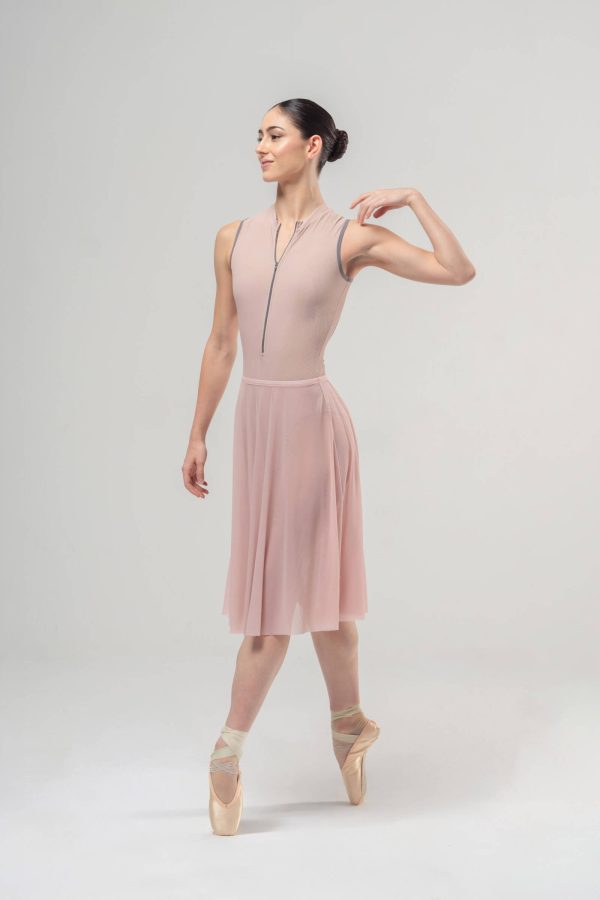 Дълга розова балетна пола от мека меш материя Mara Dancewear Rose Pink, изглед отпред в цял ръст на чист фон.