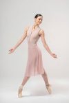 Дълга розова балетна пола от мека меш материя Mara Dancewear Rose Pink, изглед отпред в цял ръст на чист фон.