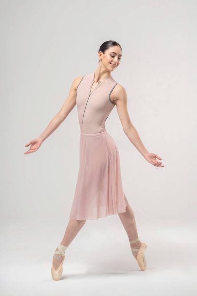 Дълга розова балетна пола от мека меш материя Mara Dancewear Rose Pink, изглед отпред в цял ръст на чист фон.