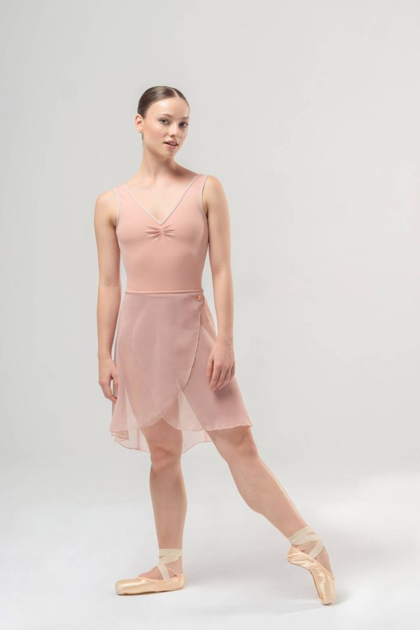 Коралова шифонена балетна пола тип „прегърни ме“ Mara Dancewear Coral, изглед отпред върху чист светъл фон.