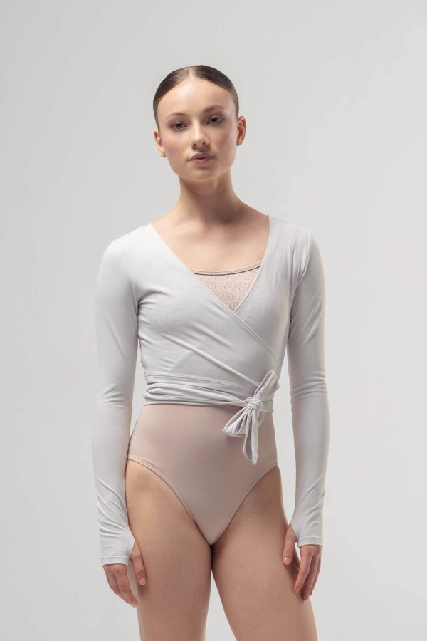 Балетна жилетка тип „прегърни ме“ с дълъг ръкав в телесен цвят Mara Dancewear Light Nude, кръстосана отпред върху чист фон.