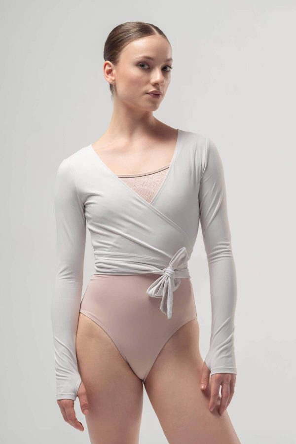 Балетна жилетка тип „прегърни ме“ с дълъг ръкав в телесен цвят Mara Dancewear Light Nude, кръстосана отпред върху чист фон.