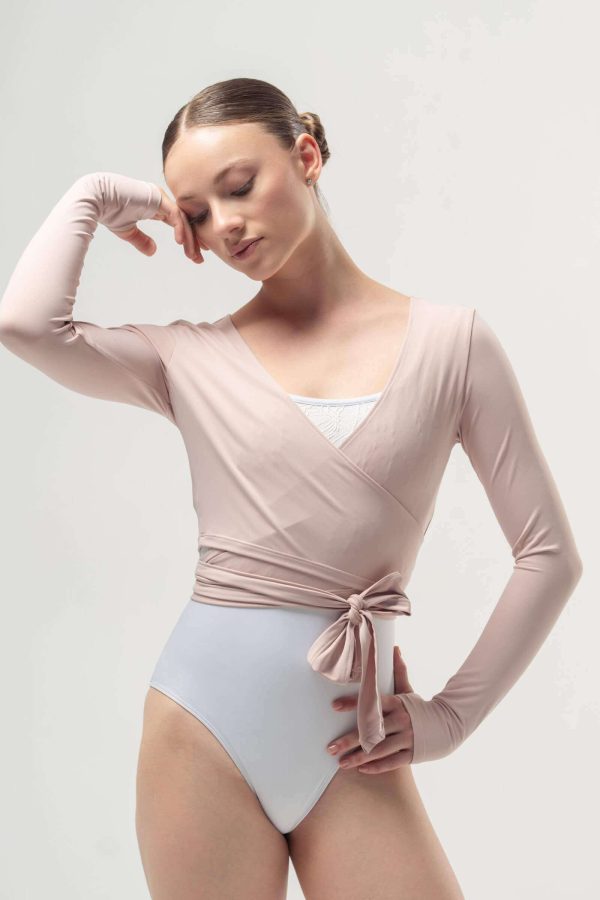 Розова балетна жилетка тип „прегърни ме“ с дълъг ръкав Mara Dancewear Petal Pink, кръстосана отпред върху чист фон.