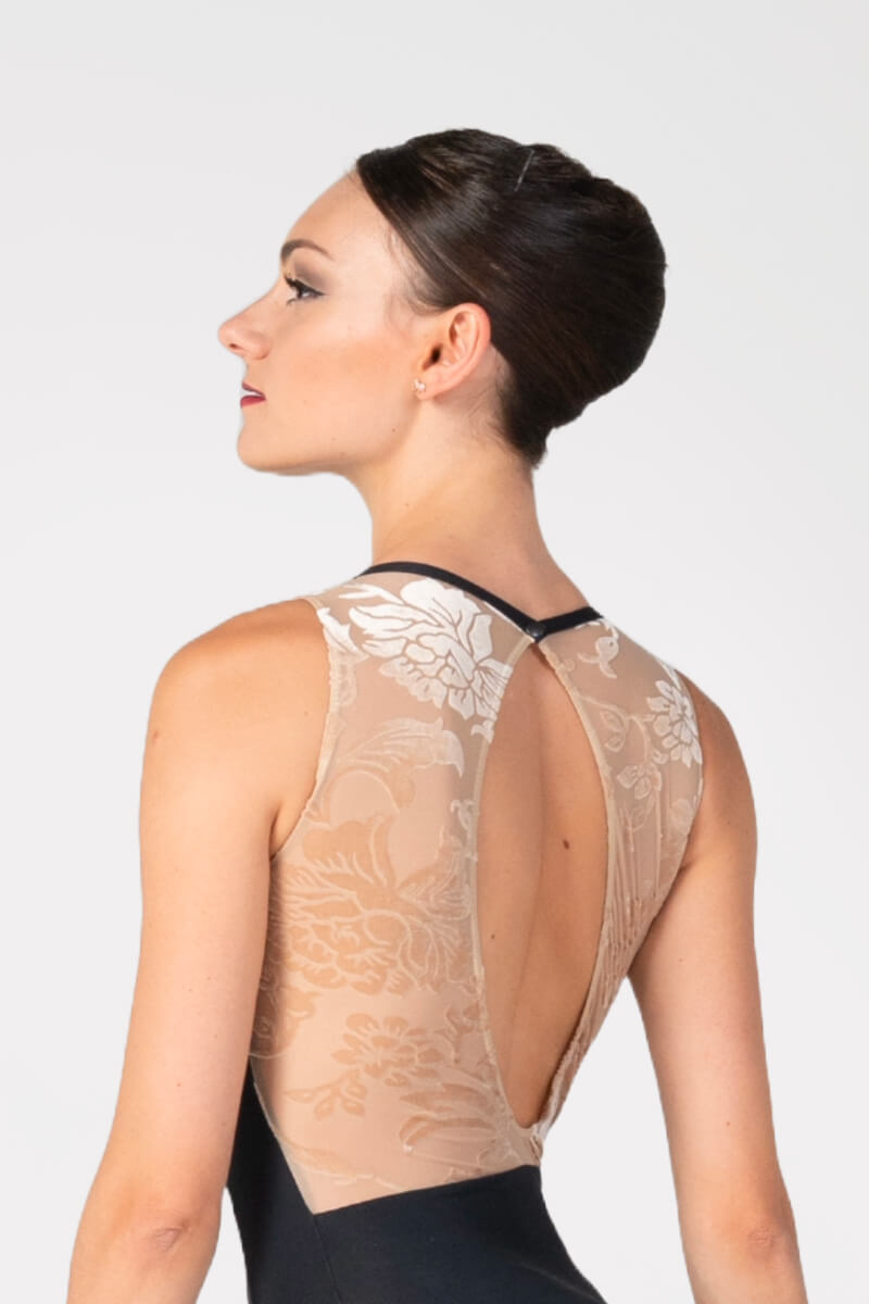 Harmony Ballet Leotard - Back V-Shaped Design. Гръб на балетно трико Harmony, показващ продължението на V-образната памучна вложка.