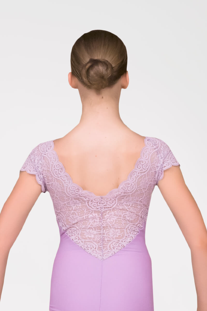 Short Sleeve Leotard - Wide U-Neckline with Embroidered Lace. Дълбоко U-образно деколте на гърба на балетно трико, обкантено с красива бродирана дантела.