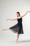Страничен изглед на дълга черна балетна пола в движение Mara Dancewear