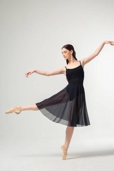 Страничен изглед на дълга черна балетна пола в движение Mara Dancewear