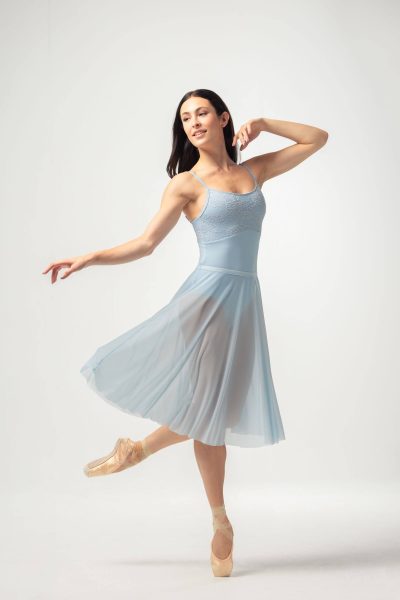Страничен изглед на дълга светлосиня балетна пола в движение Mara Dancewear