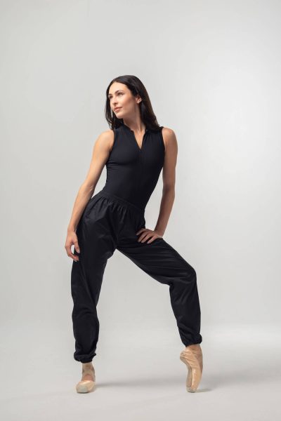 Загряващ черен панталон за балет в движение Mara Dancewear