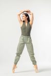 Загряващ зелен панталон за балет в движение Mara Dancewear