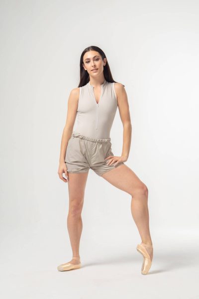 Светлосиви загряващ балетни шорти Light Gray Warm-up shorts от Mara Dancewear