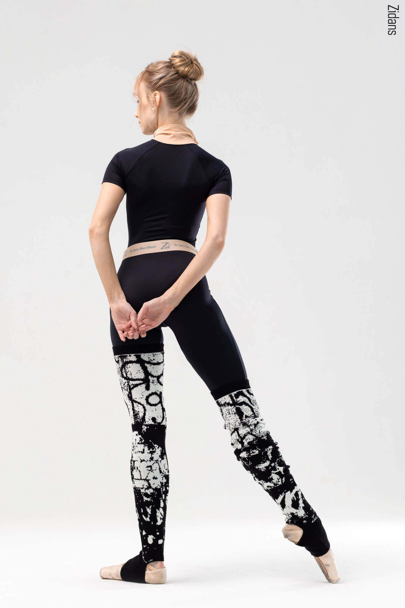 Zidans Knitted Asphalt Legwarmers - Pair Front View Балерина с плетени калци Zidans Knitted Asphalt, обути върху балетни туфли с открита пета.