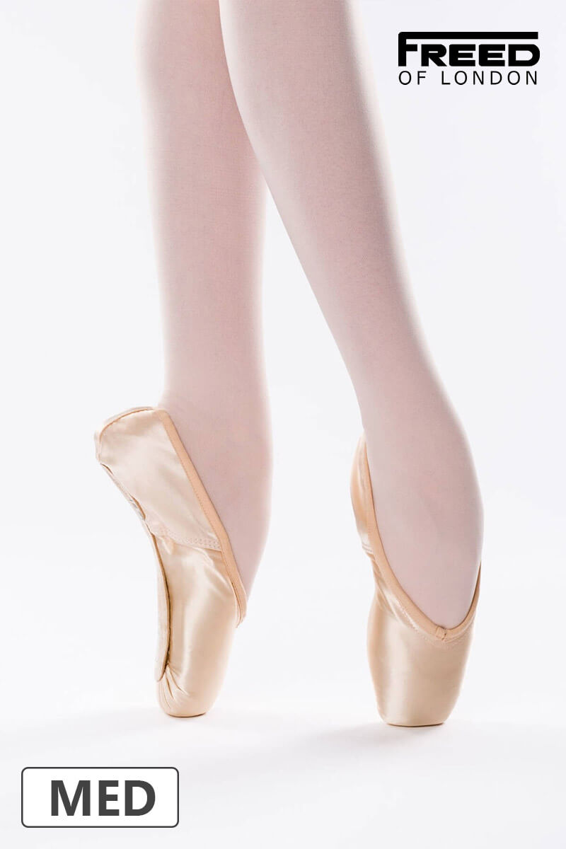 Freed of London Classic Plus Adult Pointe Shoes Front View Чифт балетни палци Freed of London Classic Plus в розов сатен, изгледани отпред върху чист светъл фон.