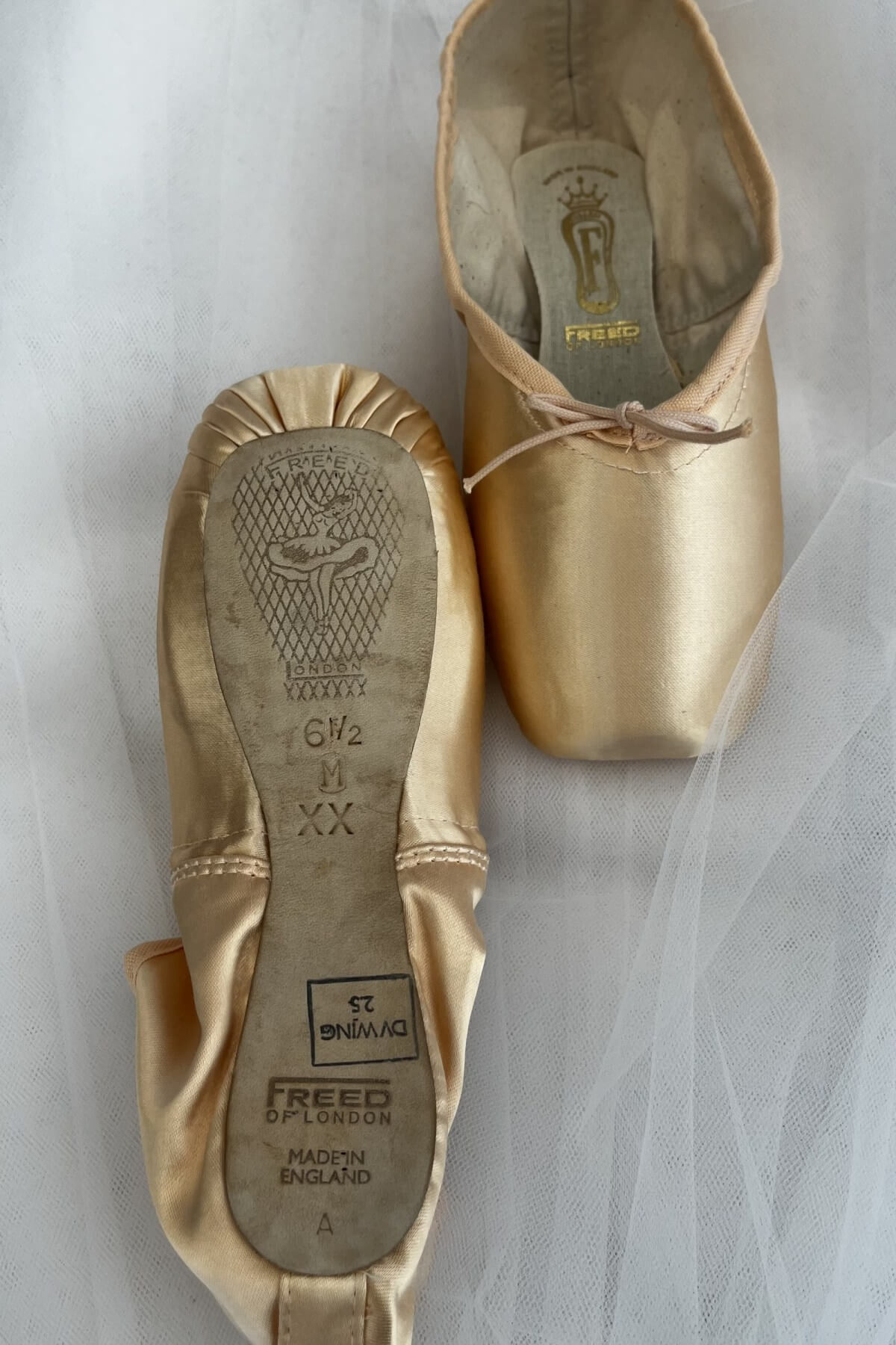 Freed of London Classic Plus Leather Sole and Maker Stamp Изглед към кожената подметка на балетен палец Freed of London с отпечатано лого и маркер на майстора