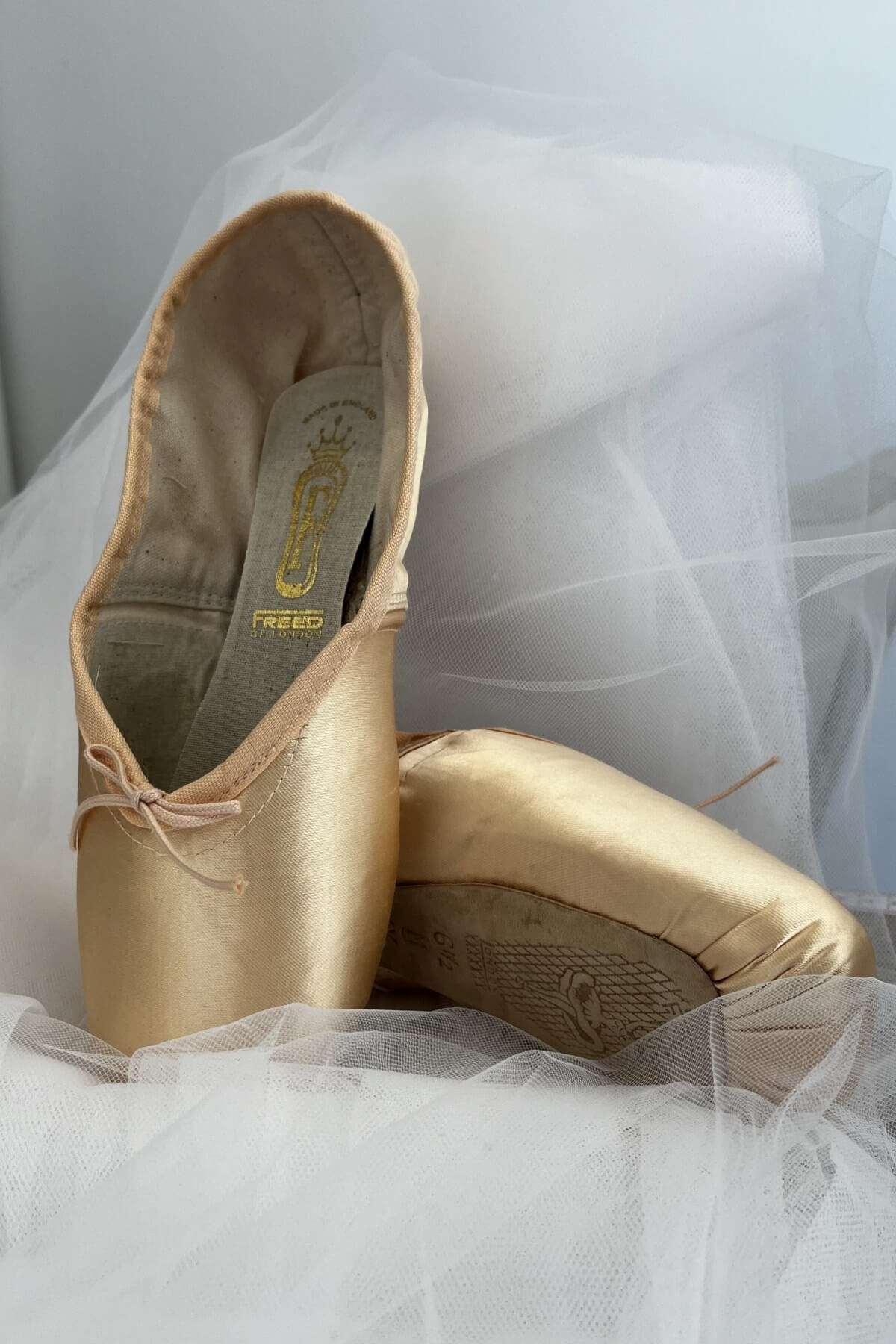 Freed of London Classic Plus Adult Pointe Shoes Front View Близък план на анатомичната платформа и страничните крила (wings) на балетен палец Freed Classic Plus