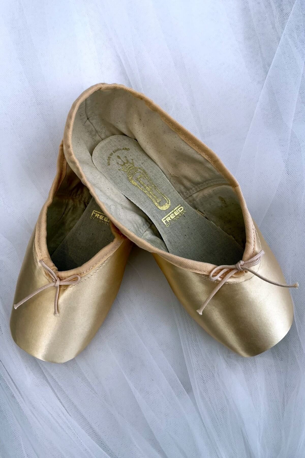 Freed of London Classic Plus Adult Pointe Shoes Front View Близък план на анатомичната платформа и страничните крила (wings) на балетен палец Freed Classic Plus