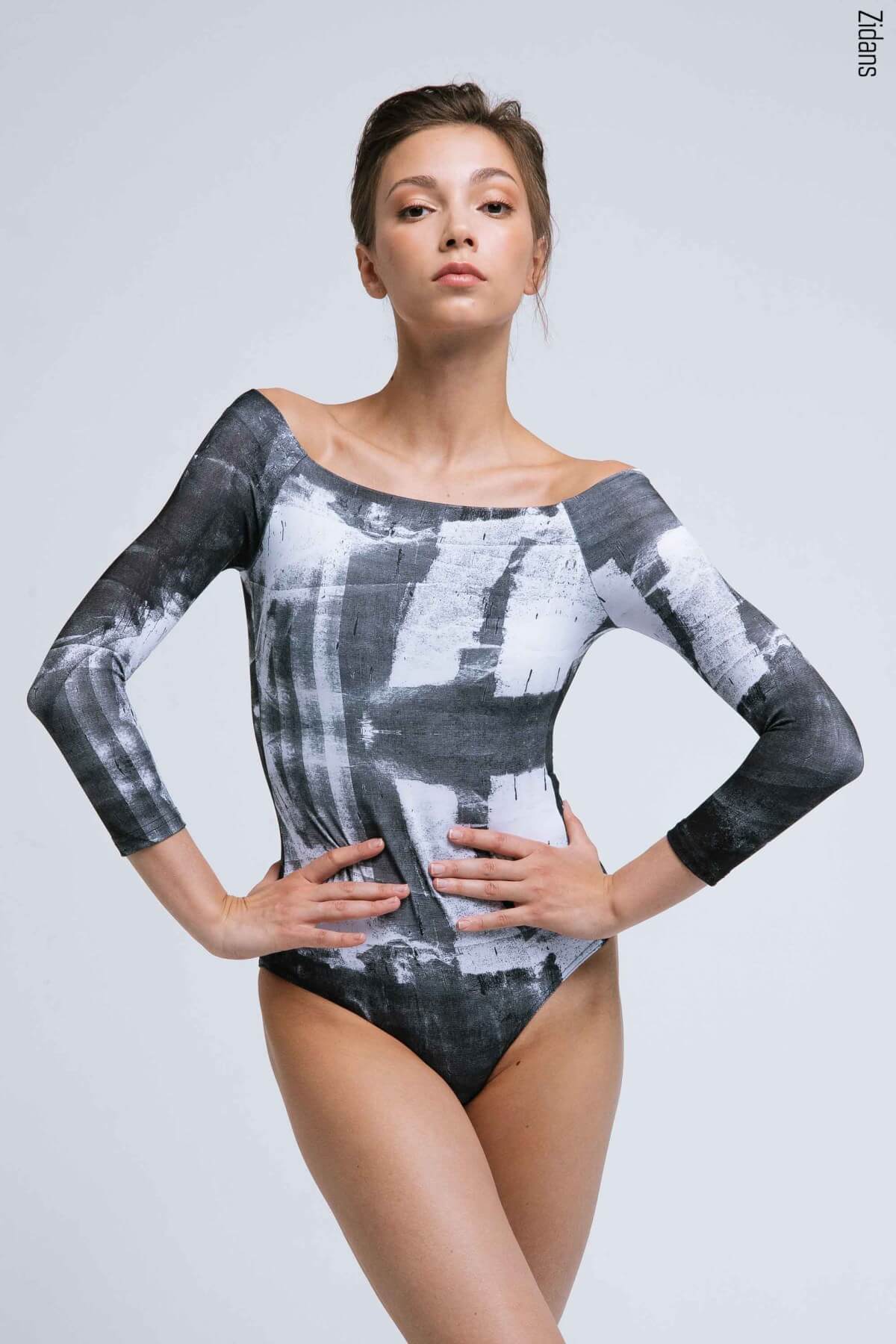 ballet-leotard-zidans-2-sleeves-asphalt-strokes-front.jpg Дамско балетно трико с 3/4 ръкав Zidans 2 Sleeves Asphalt Strokes отпред