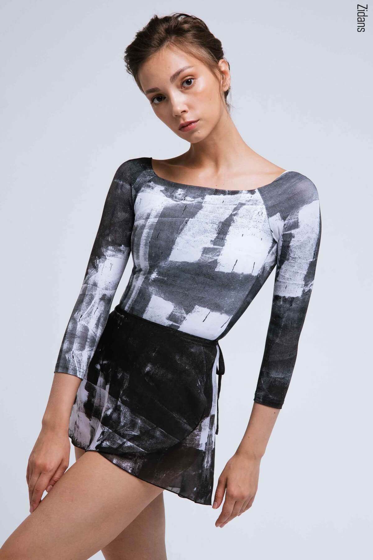 ballet-leotard-zidans-2-sleeves-asphalt-strokes-front.jpg Дамско балетно трико с 3/4 ръкав Zidans 2 Sleeves Asphalt Strokes отпред