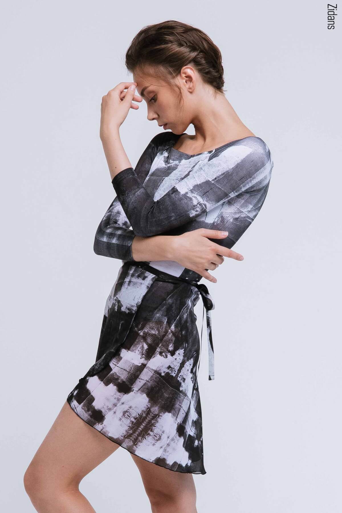 Baletno_triko_Zidans_2_Sleeves_leotard-asphalt_strokes_09 Дамско балетно трико с 3/4 ръкав Zidans 2 Sleeves Asphalt Strokes отпред