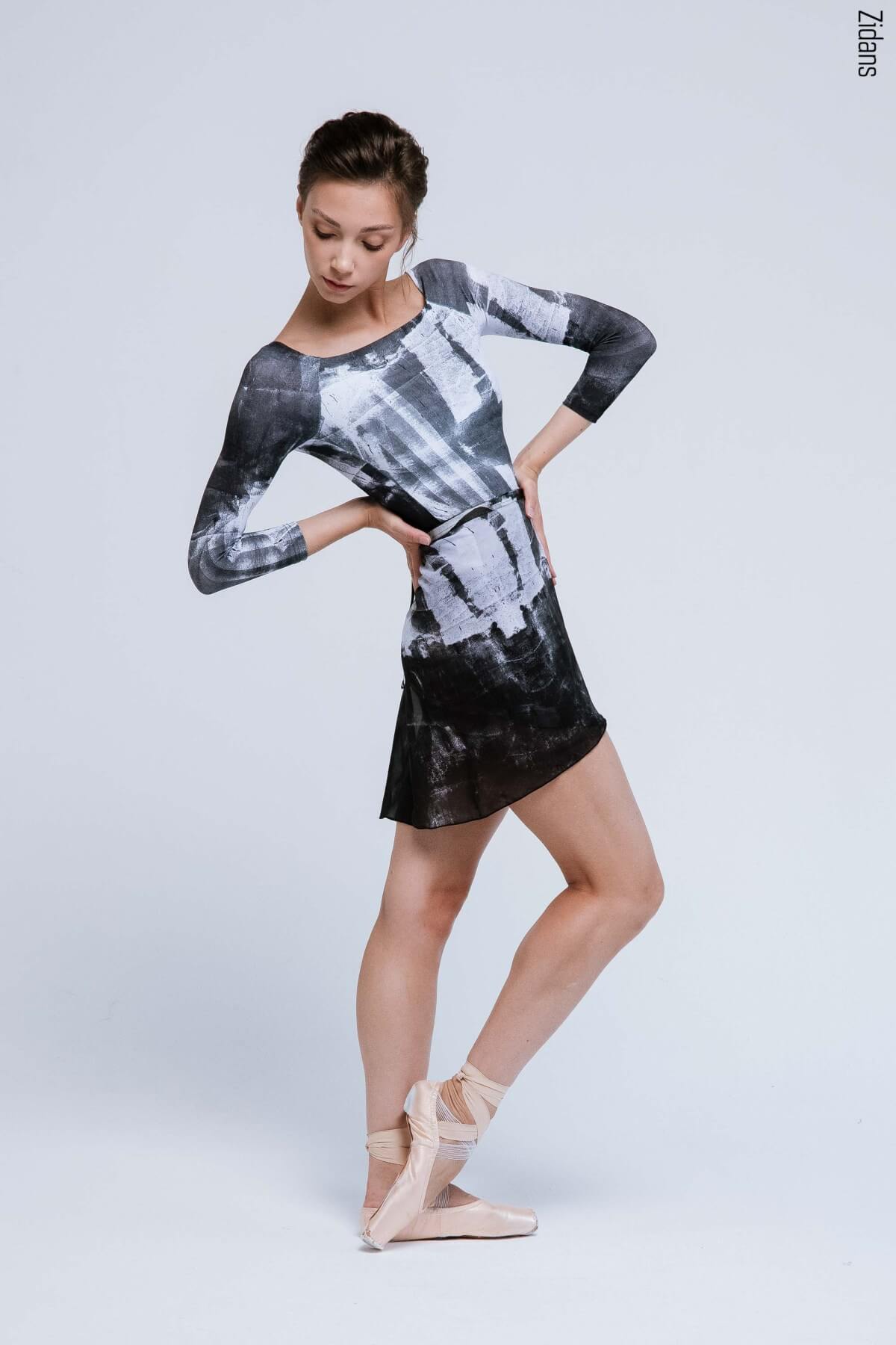 ballet-leotard-zidans-2-sleeves-asphalt-strokes-front.jpg Дамско балетно трико с 3/4 ръкав Zidans 2 Sleeves Asphalt Strokes отпред
