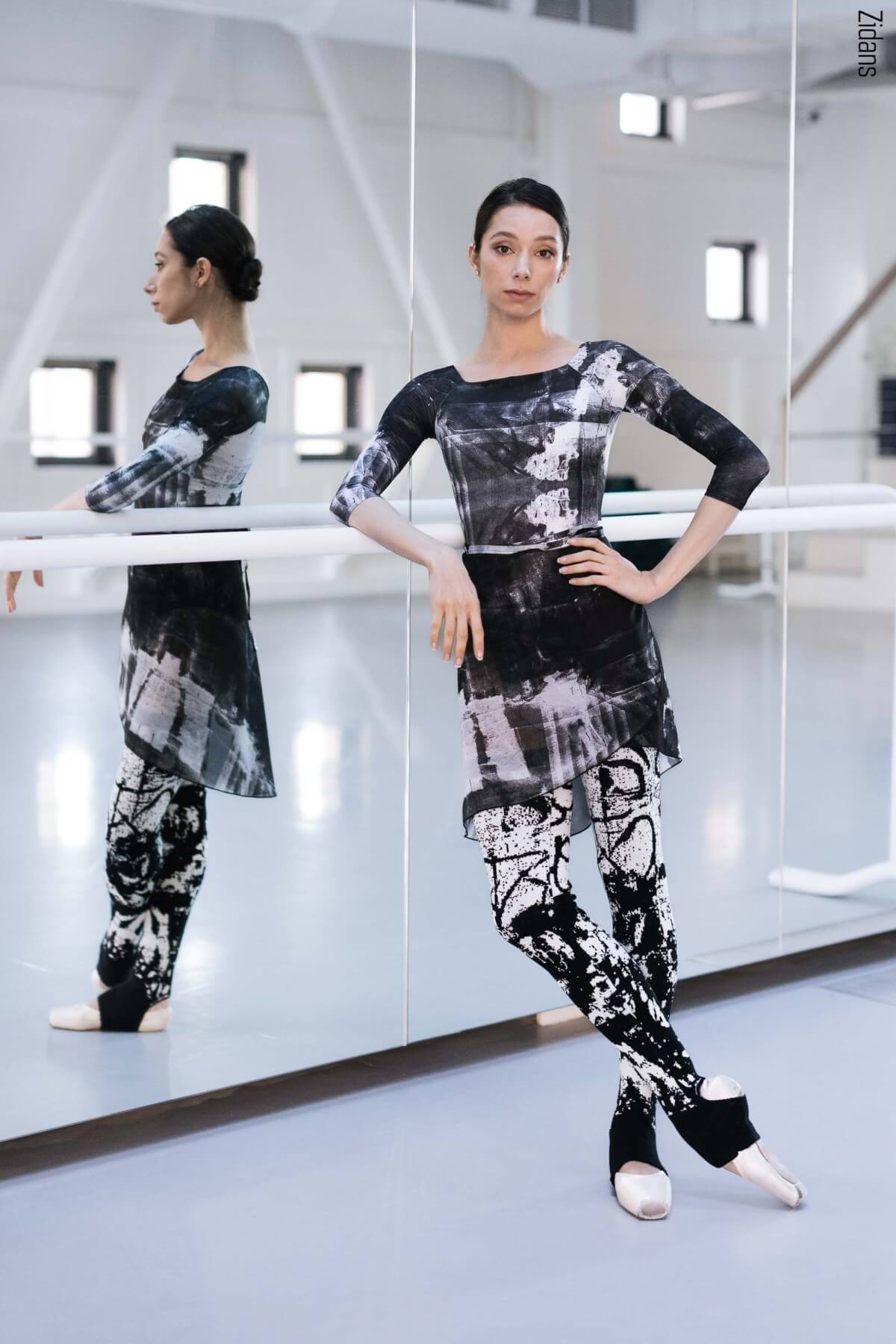 ballet-leotard-zidans-2-sleeves-asphalt-strokes-front.jpg Дамско балетно трико с 3/4 ръкав Zidans 2 Sleeves Asphalt Strokes отпред