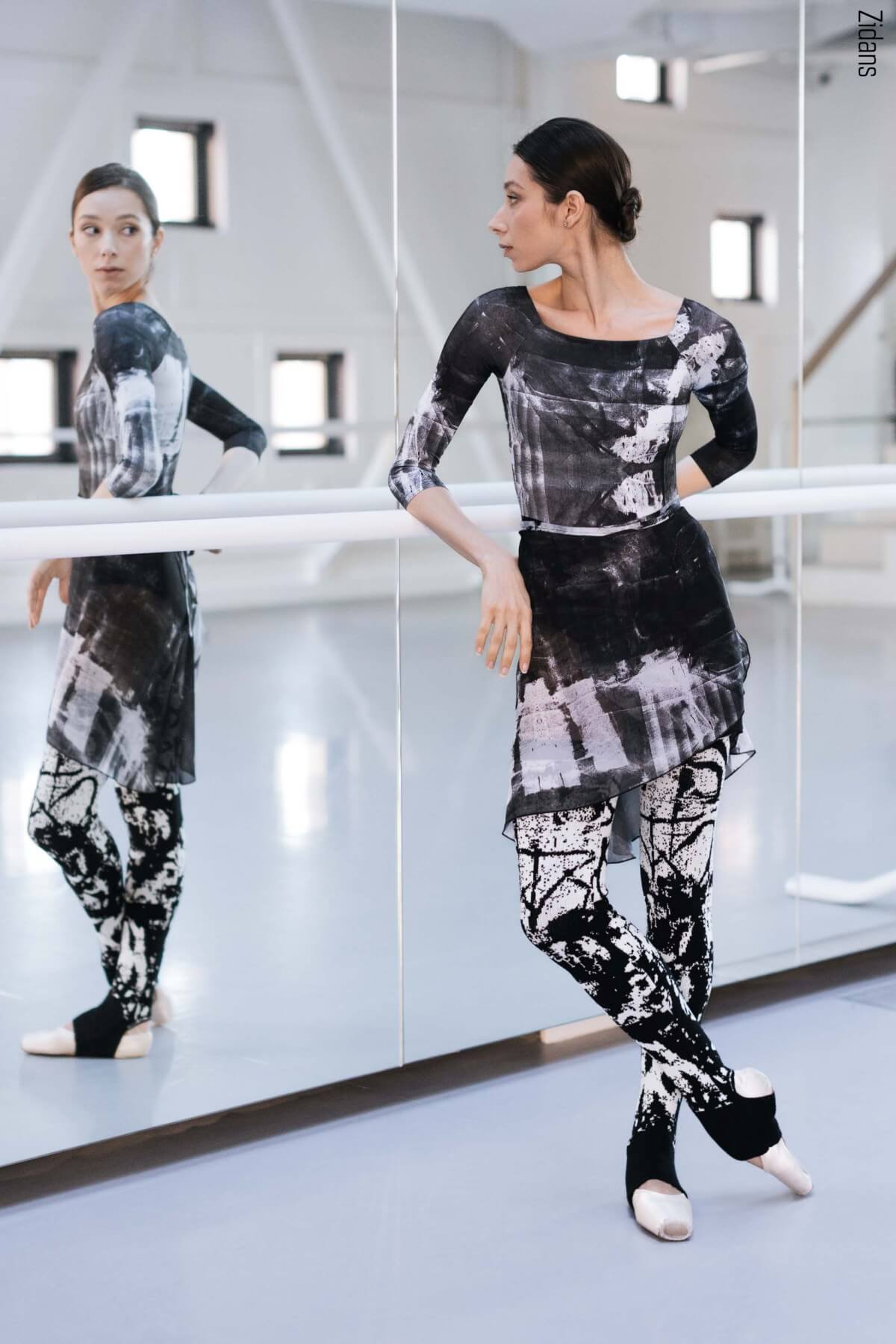 ballet-leotard-zidans-2-sleeves-asphalt-strokes-front.jpg Дамско балетно трико с 3/4 ръкав Zidans 2 Sleeves Asphalt Strokes отпред